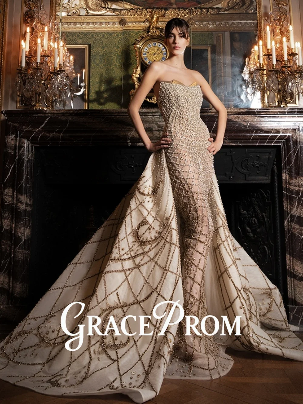 Роскошное вечернее платье-русалка с золотыми бусинами 2026, королевское, без бретелек, с геометрическим узором, со шлейфом-катедрал.
Роскошное вечернее платье-русалка с золотыми бусинами 2026, королевское, без бретелек, с геометрическим узором, со шлейфом-катедрал.