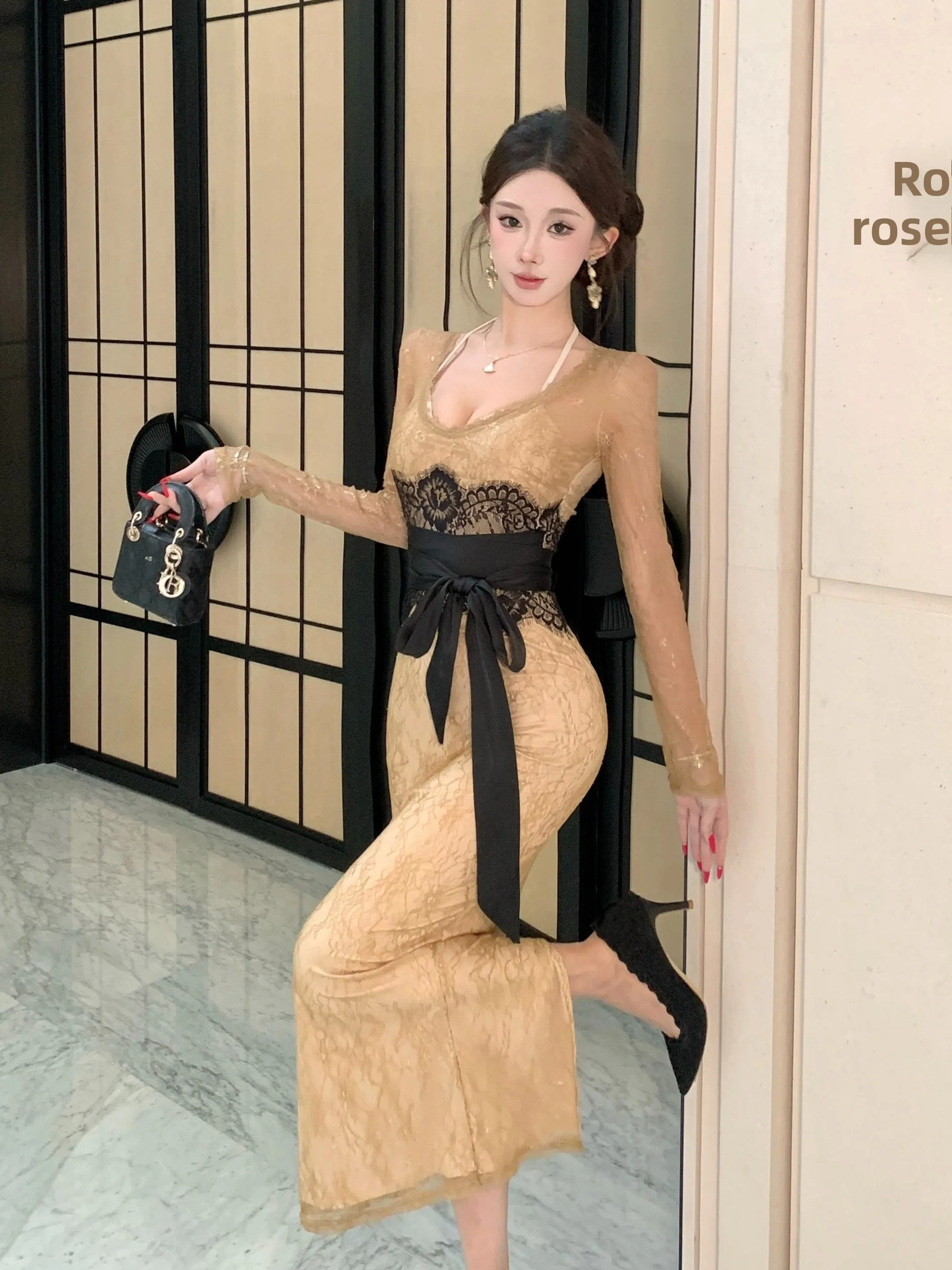 Женское длинное платье-футляр с кружевными вставками и V-образным вырезом, с поясом, облегающее, с высокой талией, сексуальное
Женское длинное платье-футляр с кружевными вставками и V-образным вырезом, с поясом, облегающее, с высокой талией, сексуальное