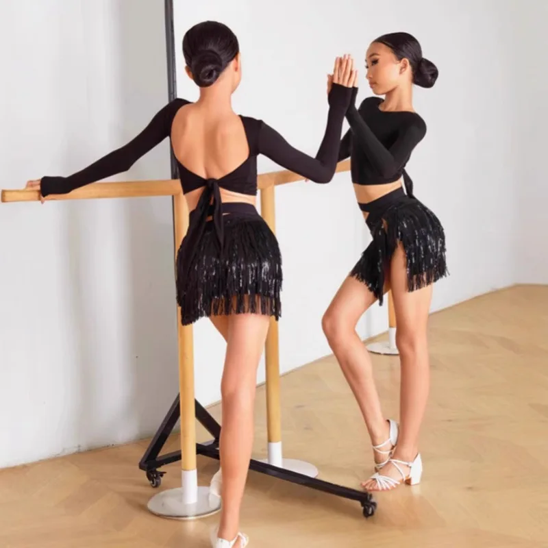Индивидуальный костюм для латинских танцев ZYM в одном стиле, топ с открытой спиной и длинными рукавами, с блестками и юбкой с кисточками, платье для экзамена по искусству 
Индивидуальный костюм для латинских танцев ZYM в одном стиле, топ с открытой спиной и длинными рукавами, с блестками и юбкой с кисточками, платье для экзамена по искусству
