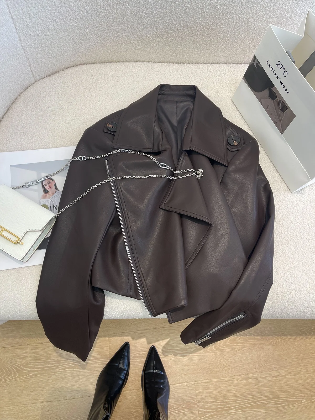 Fashionable Short PU Leather Jacket Women's Biker Style Spring 2023 Asymmetric Zipper Loose Fit Long Sleeve Commute Style
Fashionable Short PU Leather Jacket Women's Biker Style Spring 2023 Asymmetric Zipper Loose Fit Long Sleeve Commute Style