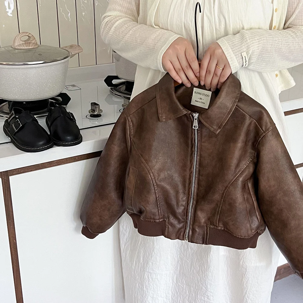 1-7T Fashion Children Solid Handsome Leather Jackets 2024 Boys Girls Lapel Fleece Thick Clothing Autumn Warm Windproof Outerwear
1-7T Fashion Children Solid Handsome Leather Jackets 2024 Boys Girls Lapel Fleece Thick Clothing Autumn Warm Windproof Outerwear