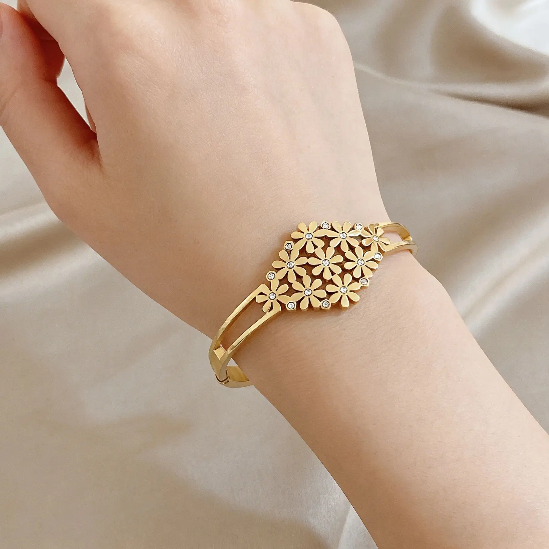 DODOHAO Trendy Flower Cluster Stackable Stainless Steel Bangle for Women Waterproof Gold Plated Cuff Bracelet Daily Hand Jewelry
DODOHAO Trendy Flower Cluster Stackable Stainless Steel Bangle for Women Waterproof Gold Plated Cuff Bracelet Daily Hand Jewelry