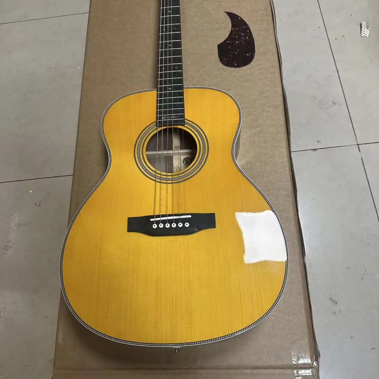 high quality 000 28 EC Model Acoustic Guitar Solid Spruce Top, back and side are laminate rosewood, Rosewood Fretboard, 20 Frets
high quality 000 28 EC Model Acoustic Guitar Solid Spruce Top, back and side are laminate rosewood, Rosewood Fretboard, 20 Frets