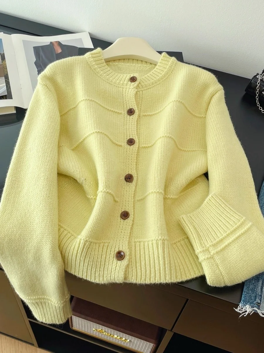 Корейский мягкий круглый вязаный кардиган-свитер для женщин, осенне-зимняя свободная универсальная верхняя одежда, модное пальто
Корейский мягкий круглый вязаный кардиган-свитер для женщин, осенне-зимняя свободная универсальная верхняя одежда, модное пальто