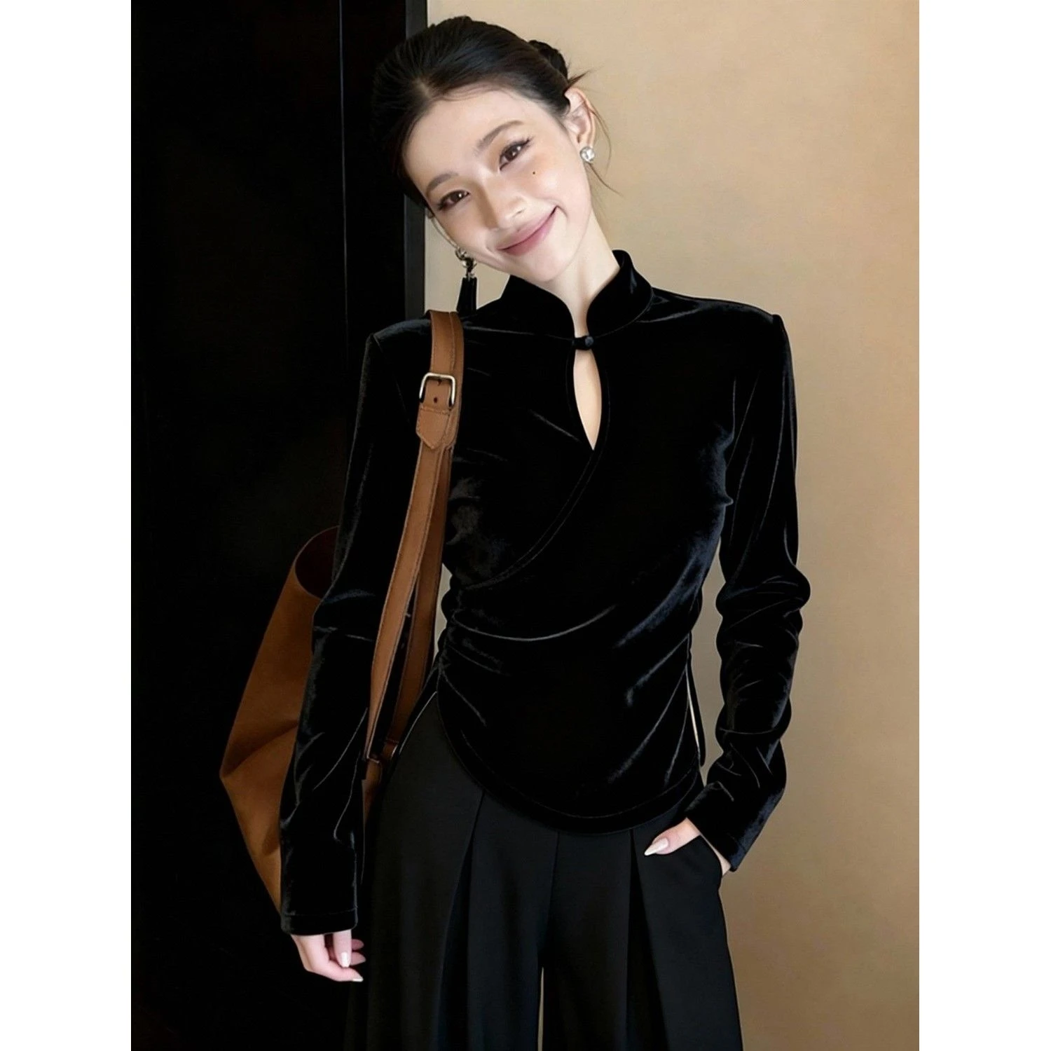 New Chinese Style high-end Stand Collar Black Velvet Long Sleeve women's Long Sleeve Sexy Blouse Spring New Slimming Elegant Top
New Chinese Style high-end Stand Collar Black Velvet Long Sleeve women's Long Sleeve Sexy Blouse Spring New Slimming Elegant Top