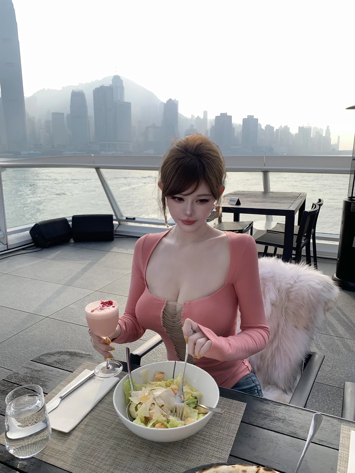 Сексуальный вязаный топ с вырезами и цепочкой из страз, уникальный дизайн, женская футболка для повседневной носки, приталенный крой, поло.
Сексуальный вязаный топ с вырезами и цепочкой из страз, уникальный дизайн, женская футболка для повседневной носки, приталенный крой, поло.