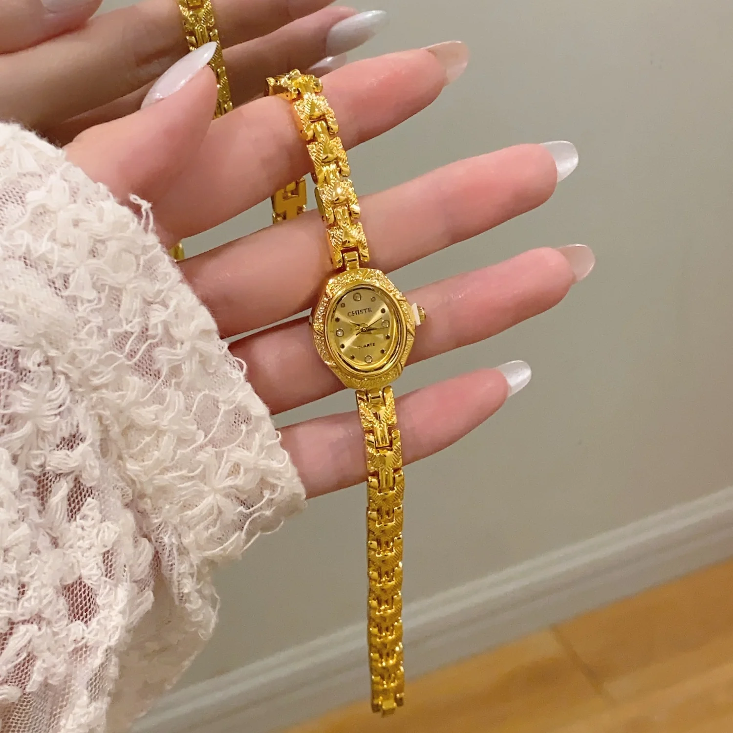 NEW Vintage Small Oval Dial Women's Watches Luxury Elegant Gold Bracelet Quartz Wristwatches Versatile Ladies Fashion Watch
NEW Vintage Small Oval Dial Women's Watches Luxury Elegant Gold Bracelet Quartz Wristwatches Versatile Ladies Fashion Watch