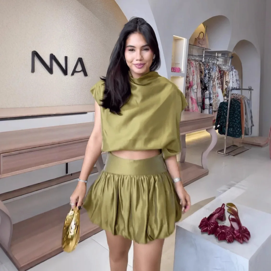 2025 Summer New Women's Two Piece Solid Color Fashion Sexy Short Loose Sleeveless Top High Waist Short Skirt Set
2025 Summer New Women's Two Piece Solid Color Fashion Sexy Short Loose Sleeveless Top High Waist Short Skirt Set
