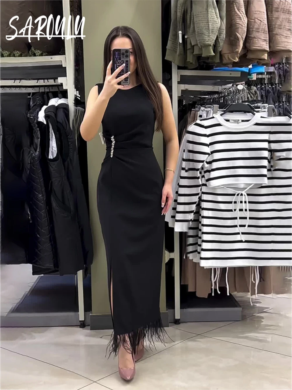 Elegant Black Solid Color Evening Dress With Tassel Simple Round Collar Celebrity Straight Formal Crystals Sleeveless Prom Gown
Elegant Black Solid Color Evening Dress With Tassel Simple Round Collar Celebrity Straight Formal Crystals Sleeveless Prom Gown