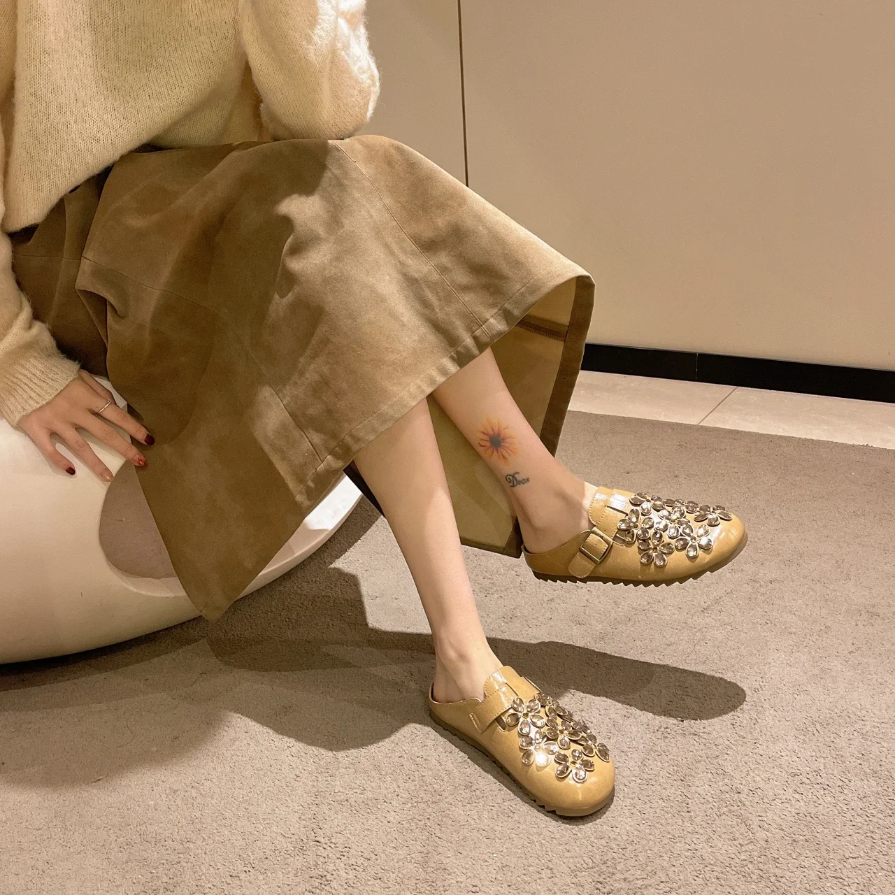 2025 Brand Shoes for Women Baotou Women's Slippers Fashion Sequins Casual Slippers Women Hot Sale Belt Buckle Flat Slippers
2025 Brand Shoes for Women Baotou Women's Slippers Fashion Sequins Casual Slippers Women Hot Sale Belt Buckle Flat Slippers