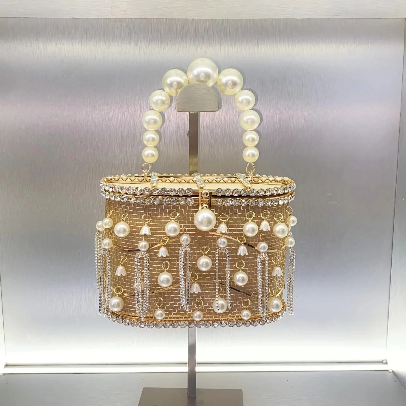 Hollow Out Diamond Bucket Evening Clutch Bags Women Luxury Top Handle Pearl Beaded Metallic Cage Handbags Ladies Wedding Purse
Hollow Out Diamond Bucket Evening Clutch Bags Women Luxury Top Handle Pearl Beaded Metallic Cage Handbags Ladies Wedding Purse