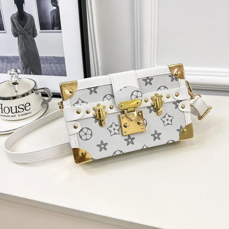 Fashion Rivet Ladies Shoulder Bag Retro Girl Box Bag European Printing Women's Bag Metal Piece Decoration PU Material
Fashion Rivet Ladies Shoulder Bag Retro Girl Box Bag European Printing Women's Bag Metal Piece Decoration PU Material
