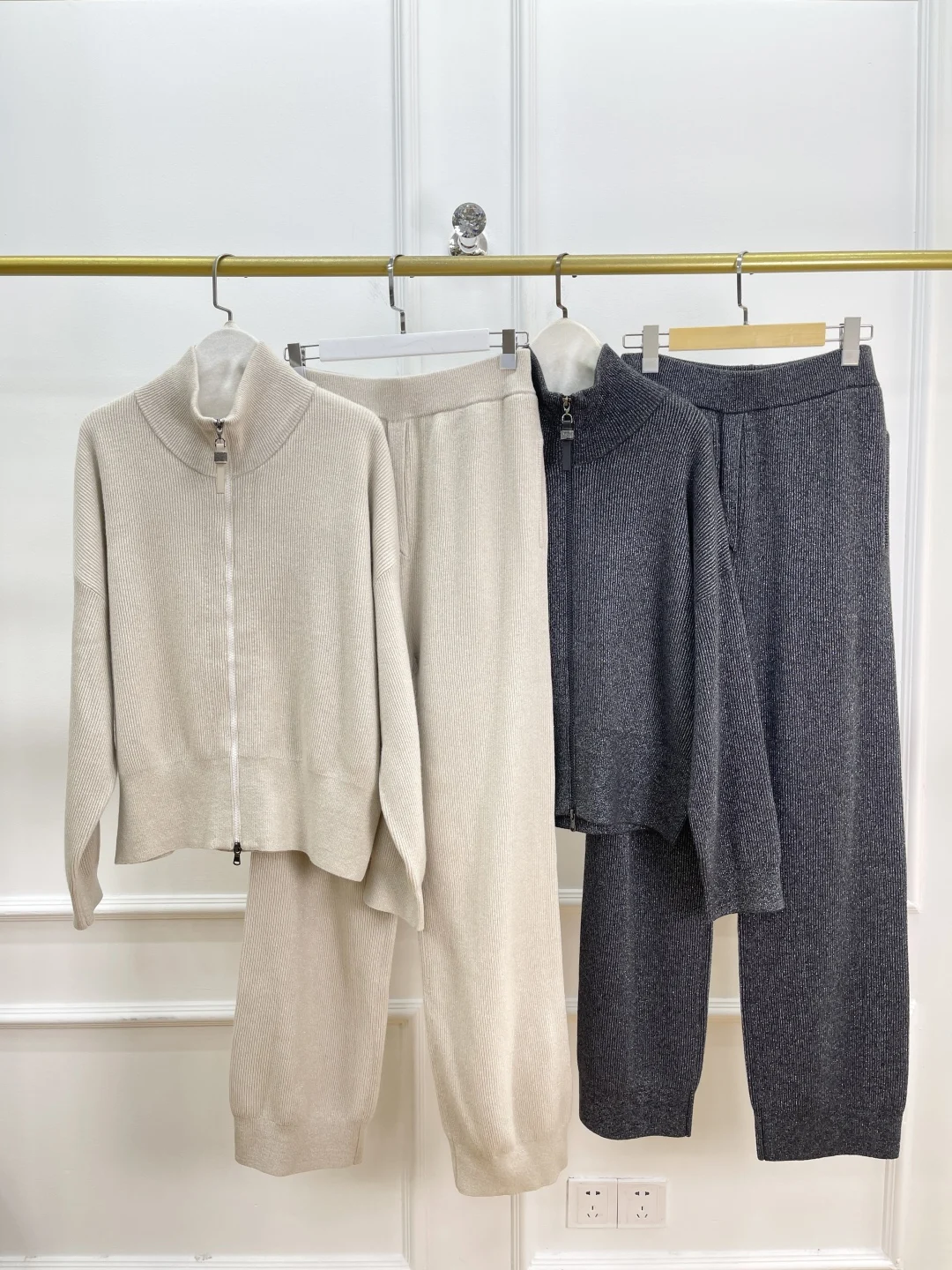 Women's Cashmere Wool Blend Knitted Set Stand Collar Long Sleeve Beaded Zipper Cardigan + Elastic Waist Pants Loose Suit
Women's Cashmere Wool Blend Knitted Set Stand Collar Long Sleeve Beaded Zipper Cardigan + Elastic Waist Pants Loose Suit