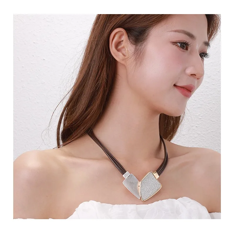 Hot-selling Women's Collarbone Chain, Simple Atmosphere, Personalized Short Geometric Metal Single-layer Necklace
Hot-selling Women's Collarbone Chain, Simple Atmosphere, Personalized Short Geometric Metal Single-layer Necklace