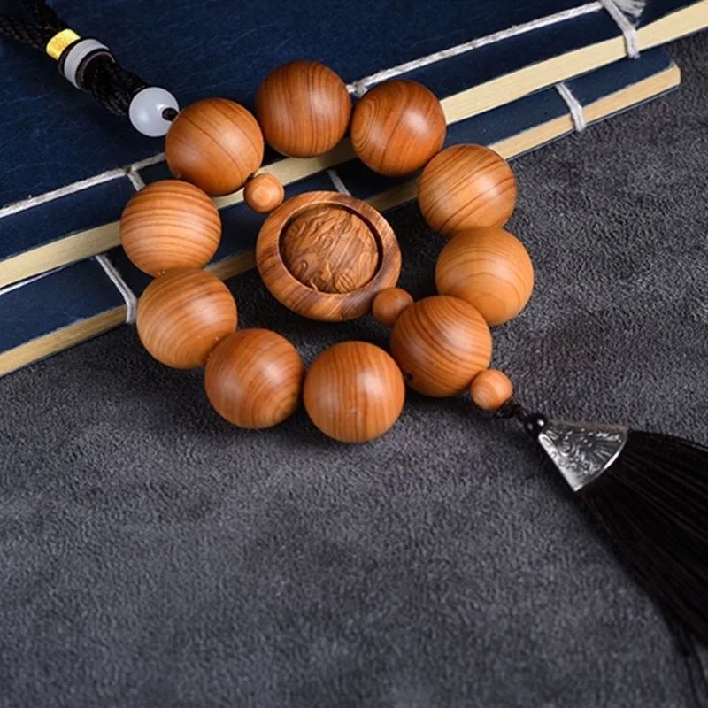 New model of aged Chinese cypress wood car pendant, carved good fortune wealth, suitable for both men and women, made fr
New model of aged Chinese cypress wood car pendant, carved good fortune wealth, suitable for both men and women, made fr