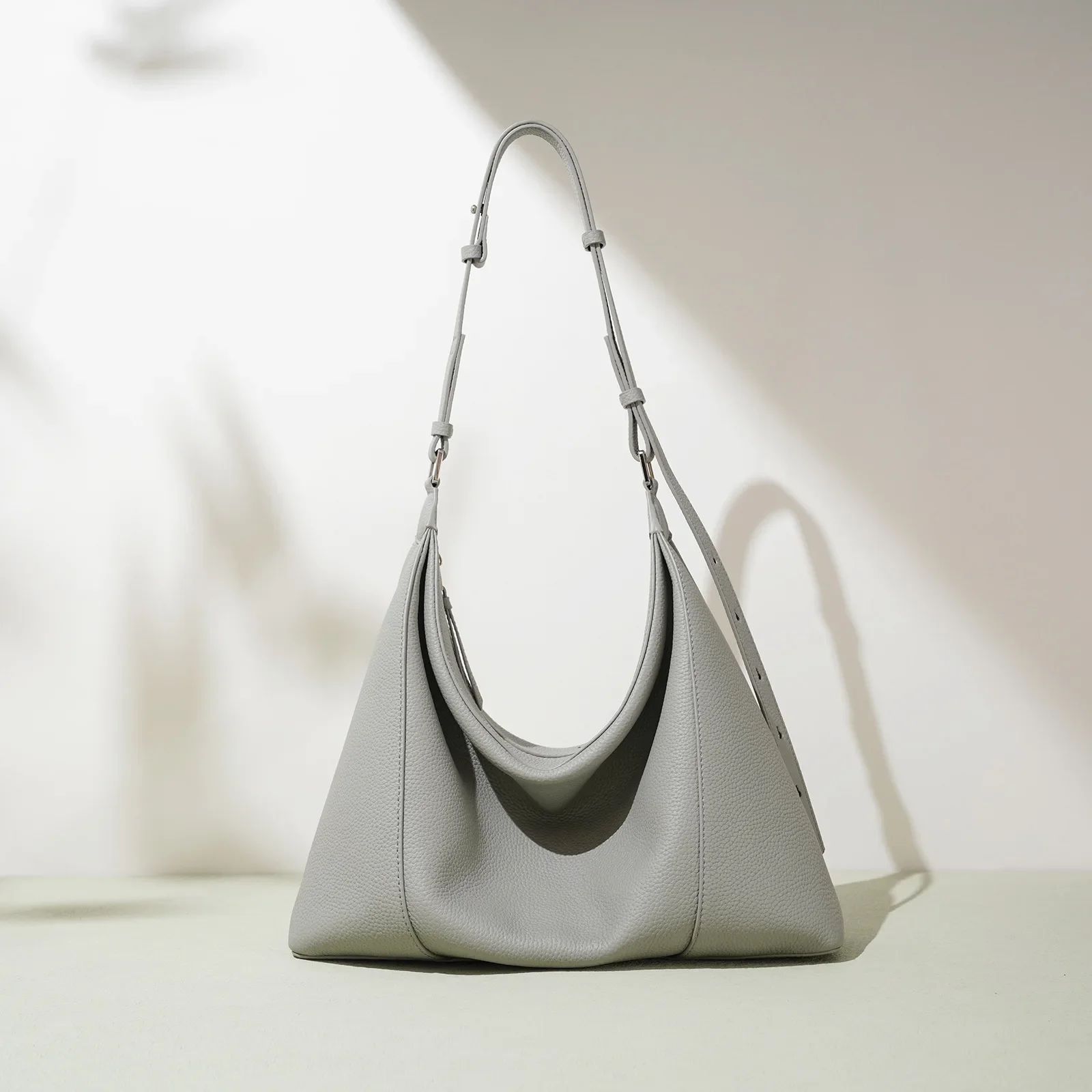 2025 Soft Leather Shoulder Women's Bag Fashion Foreign Style Crossbody Women Designer Luxury Bag
2025 Soft Leather Shoulder Women's Bag Fashion Foreign Style Crossbody Women Designer Luxury Bag