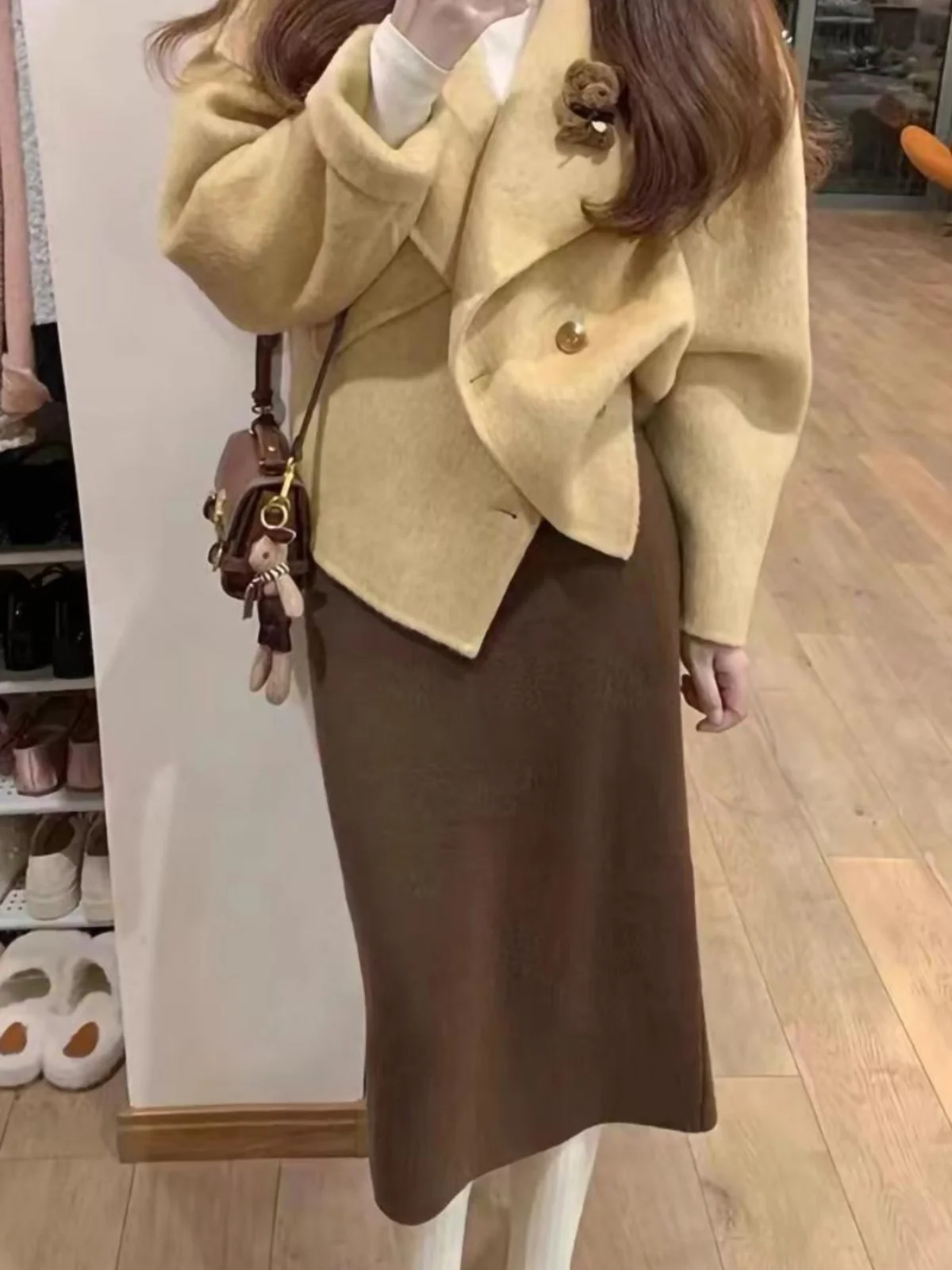 Жакет из твида бежевый женский весенний, простой, шикарный, элегантный, женственный, с завышенной талией, приталенный, универсальный
Жакет из твида бежевый женский весенний, простой, шикарный, элегантный, женственный, с завышенной талией, приталенный, универсальный