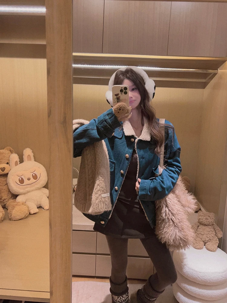 Женская удлиненная куртка Yukiss с воротником-стойкой из овечьего меха, на пуговицах, с полосатым джинсовым узором, на флисовой подкладке
Женская удлиненная куртка Yukiss с воротником-стойкой из овечьего меха, на пуговицах, с полосатым джинсовым узором, на флисовой подкладке