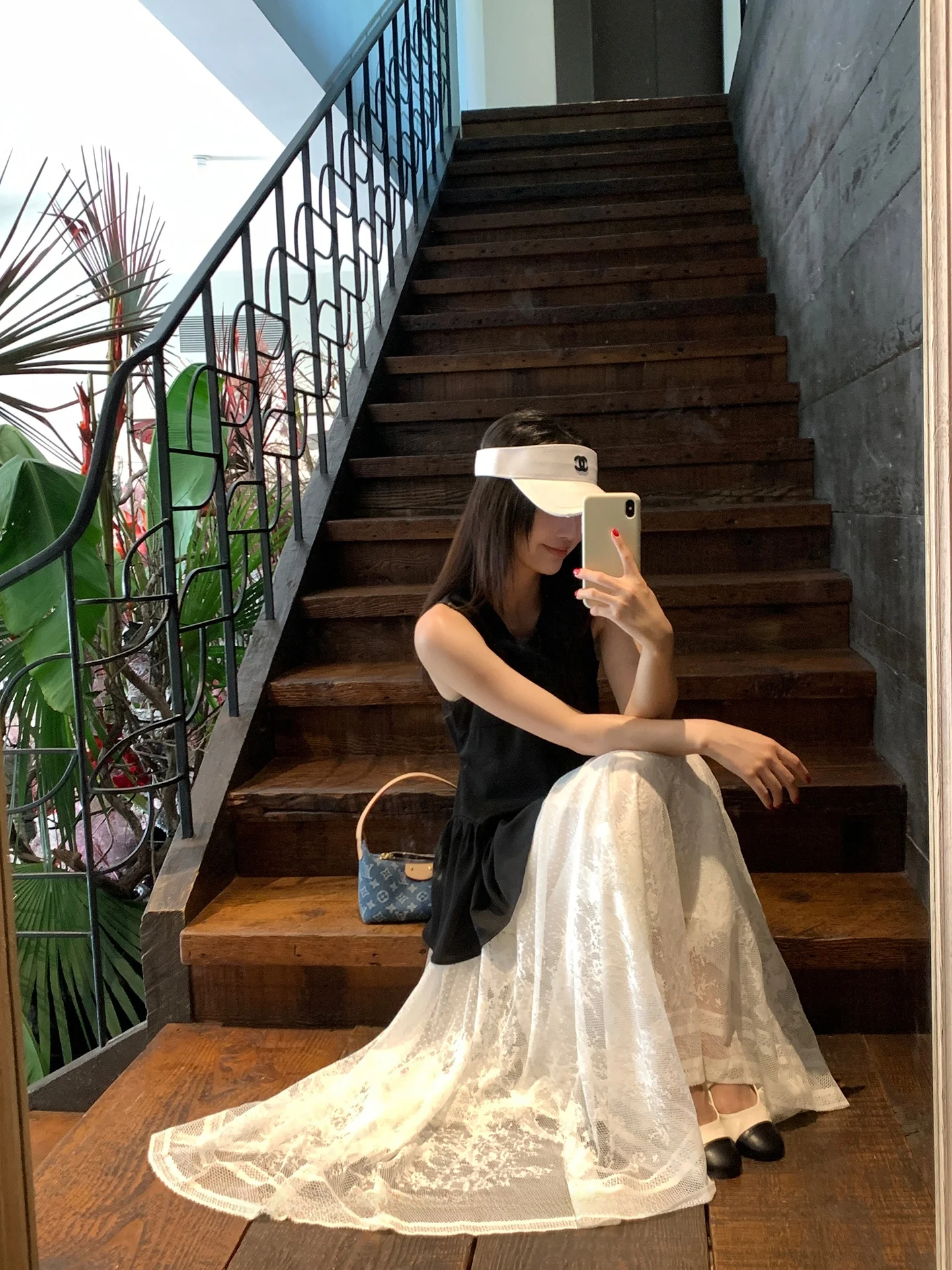 Комплект из двух предметов: юбка макси с высокой талией и кружевными вырезами, и облегающий топ-боди для женщин, летний, модель Ssong S25A528, для повседневной носки, приталенный силуэт А-силуэт
Комплект из двух предметов: юбка макси с высокой талией и кружевными вырезами, и облегающий топ-боди для женщин, летний, модель Ssong S25A528, для повседневной носки, приталенный силуэт А-силуэт