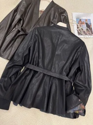 2025 Women's Clothing Fashion V-neck lace-up PU leather jacket 1018
2025 Women's Clothing Fashion V-neck lace-up PU leather jacket 1018