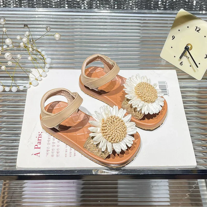 Лето 2023, прогулочные мягкие шлепанцы, платье Sandalias, детские сандалии на плоской подошве с подсолнухом, элегантные сандалии, обувь для девочек
Лето 2023, прогулочные мягкие шлепанцы, платье Sandalias, детские сандалии на плоской подошве с подсолнухом, элегантные сандалии, обувь для девочек