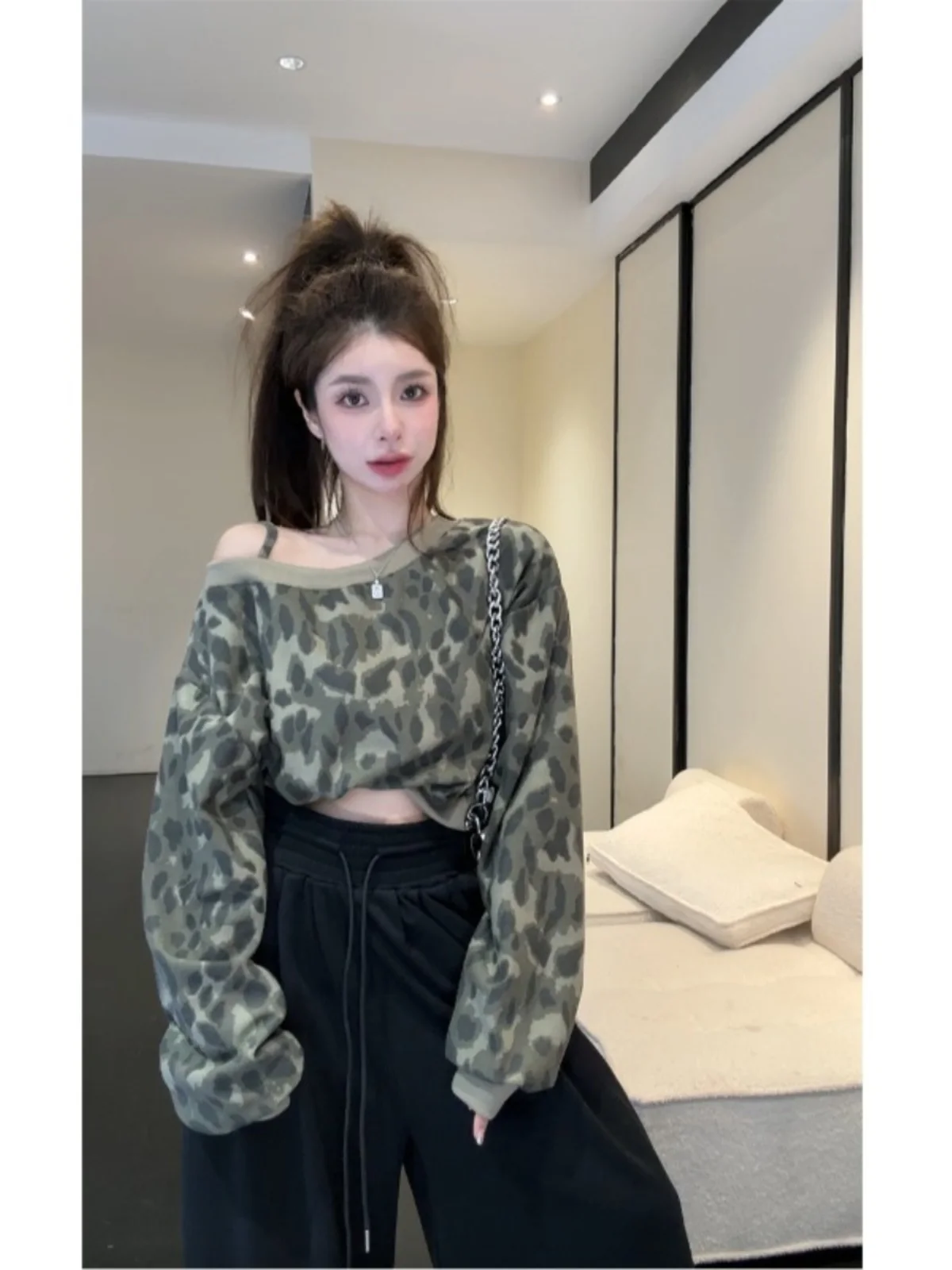 Women's autumn Korean sexy oblique shoulder leopard lantern sleeve short hoodie casual loose slash ncck collar top
Women's autumn Korean sexy oblique shoulder leopard lantern sleeve short hoodie casual loose slash ncck collar top