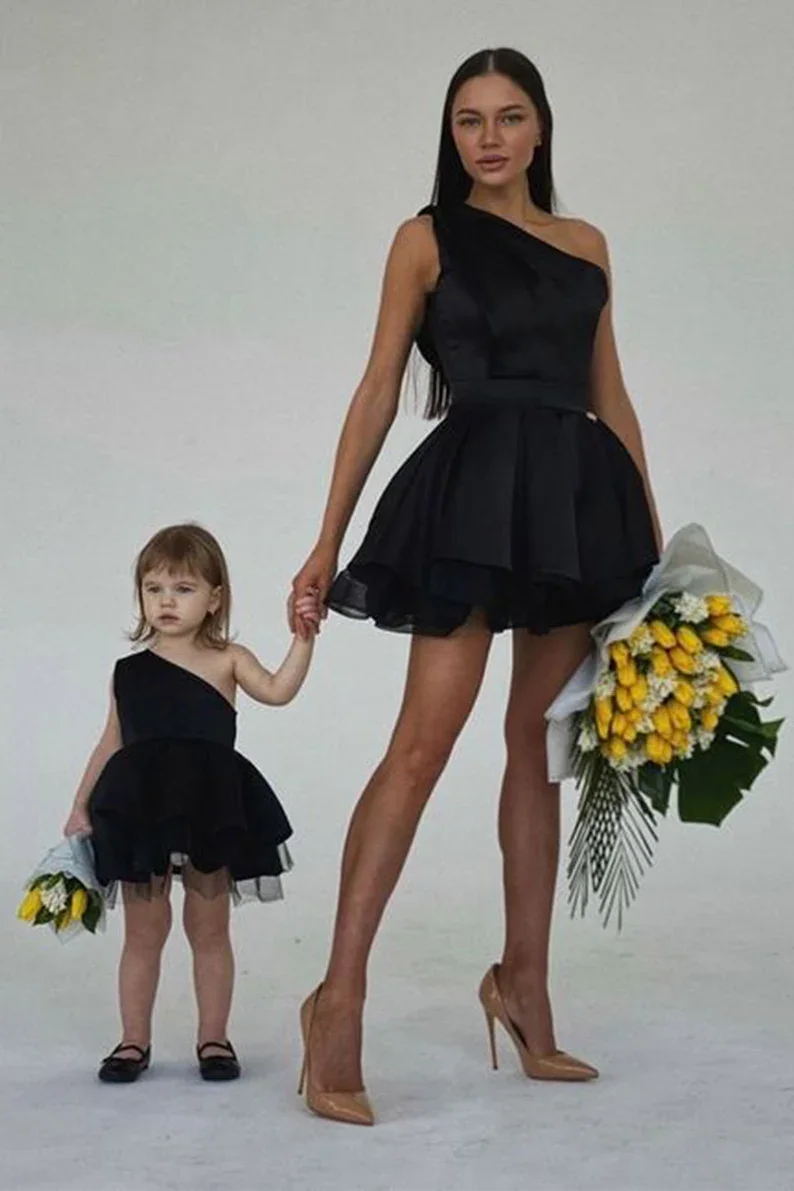 Mother Daughter Black Satin Dress One Shoulder Fluffy Mommy and Me Short Dress Mother Daughter Combination Simple Cool Style
Mother Daughter Black Satin Dress One Shoulder Fluffy Mommy and Me Short Dress Mother Daughter Combination Simple Cool Style