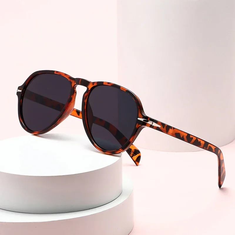 Retro Pilot Sunglasses Women Fashion Rivets Decoration Gradient Eyewear Men Shades UV400 Brand Designer Fishing Sun Glasses
Retro Pilot Sunglasses Women Fashion Rivets Decoration Gradient Eyewear Men Shades UV400 Brand Designer Fishing Sun Glasses