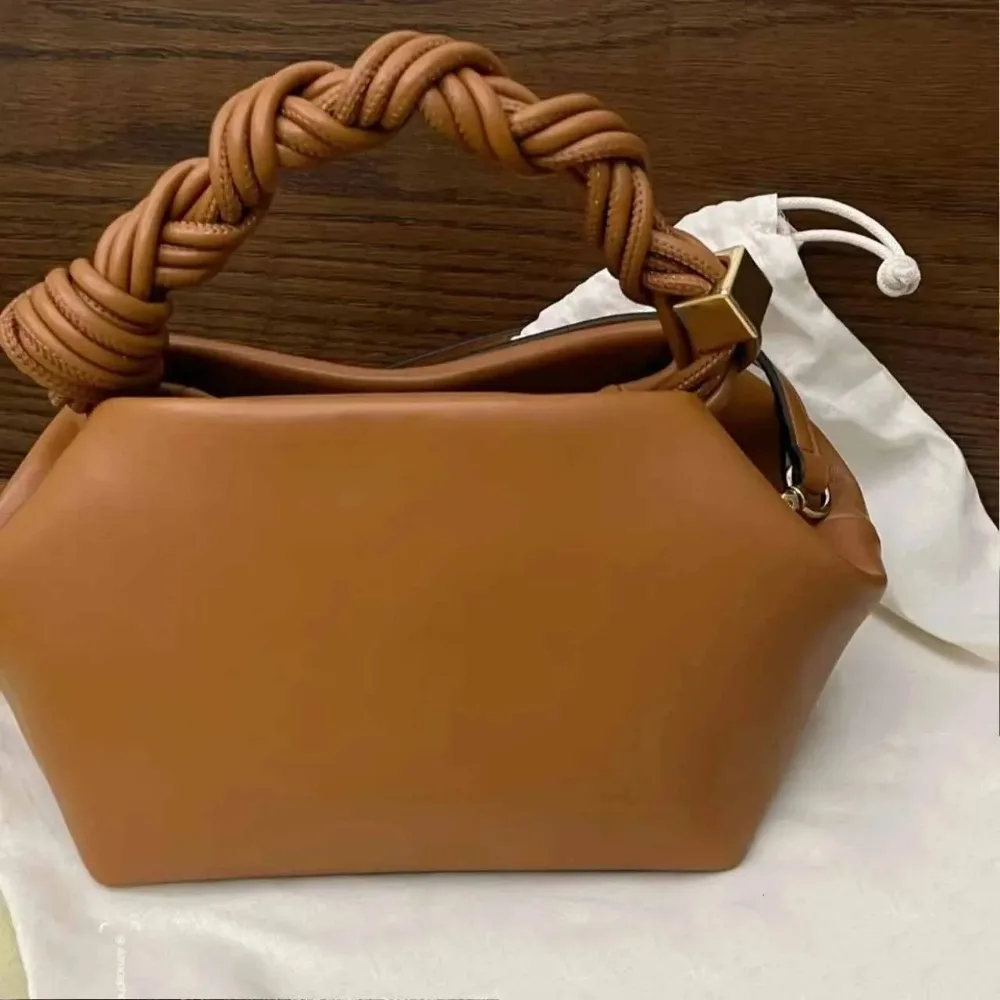 Шестиугольная плетеная сумка через плечо для женщин из натуральной кожи, модная сумка-тоут, дизайнерская сумка-кроссбоди с логотипом Paris, премиум-класса
Шестиугольная плетеная сумка через плечо для женщин из натуральной кожи, модная сумка-тоут, дизайнерская сумка-кроссбоди с логотипом Paris, премиум-класса