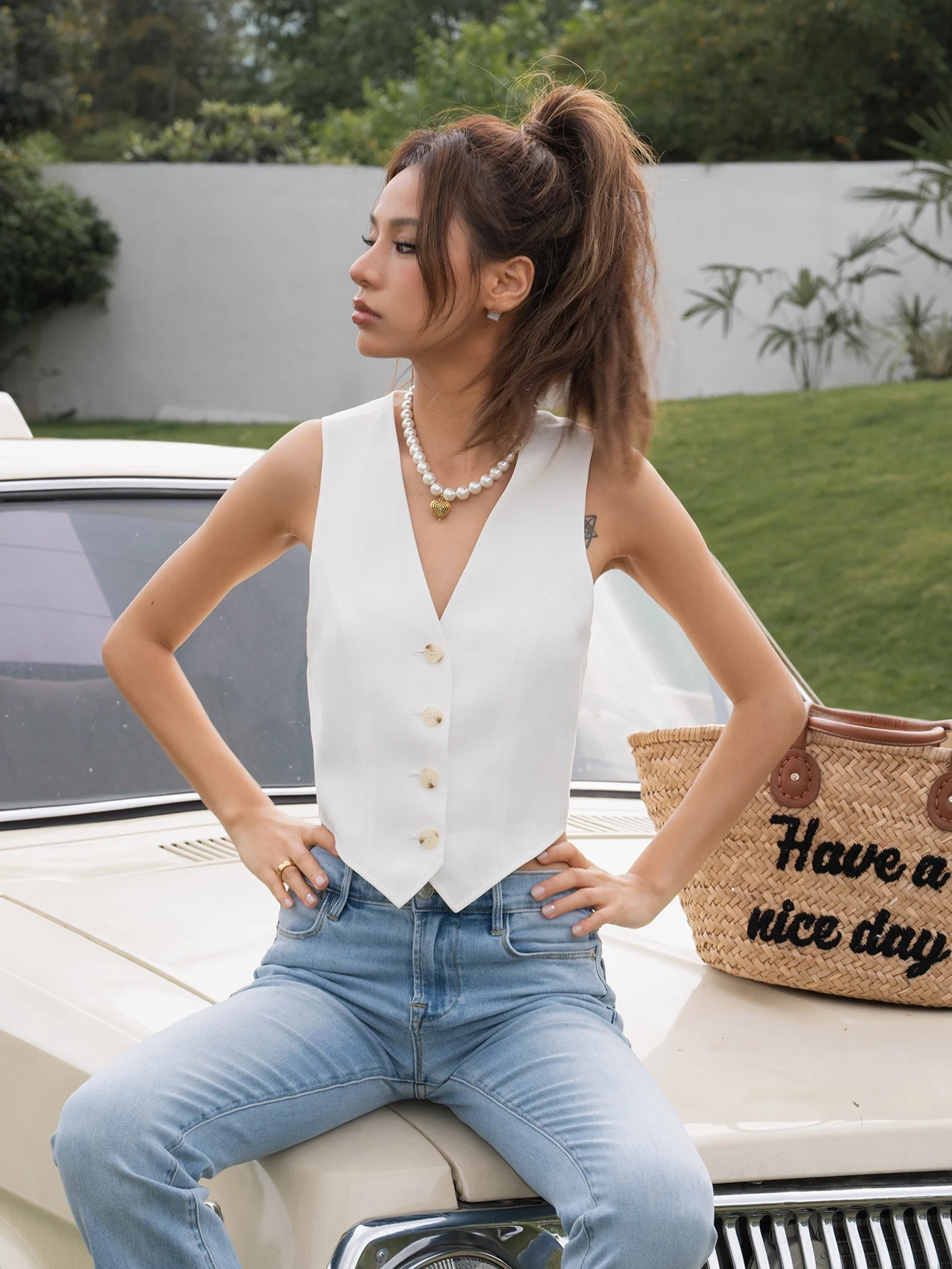 DiscoGlam Black Single-Button Slim Fit Vest Sleeveless V-Neck Women's Summer Outerwear Fashionable Commute Style Short Length
DiscoGlam Black Single-Button Slim Fit Vest Sleeveless V-Neck Women's Summer Outerwear Fashionable Commute Style Short Length