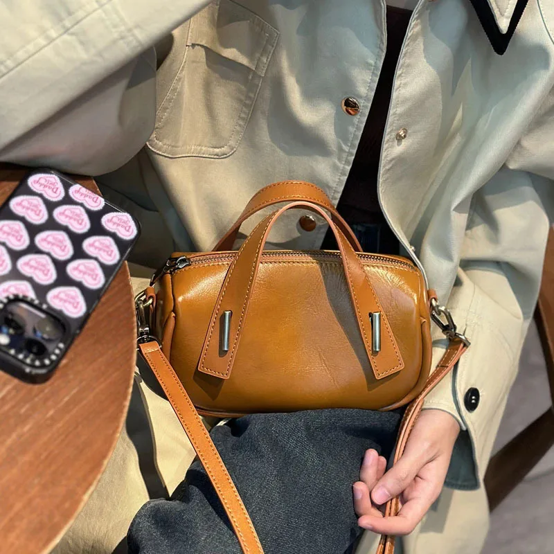 2026 Elegant Texture Leather Women's Pillow Bag - Small High-Quality Women's Bag - Outer Layer Cowhide Designer Luxury Bag
2026 Elegant Texture Leather Women's Pillow Bag - Small High-Quality Women's Bag - Outer Layer Cowhide Designer Luxury Bag