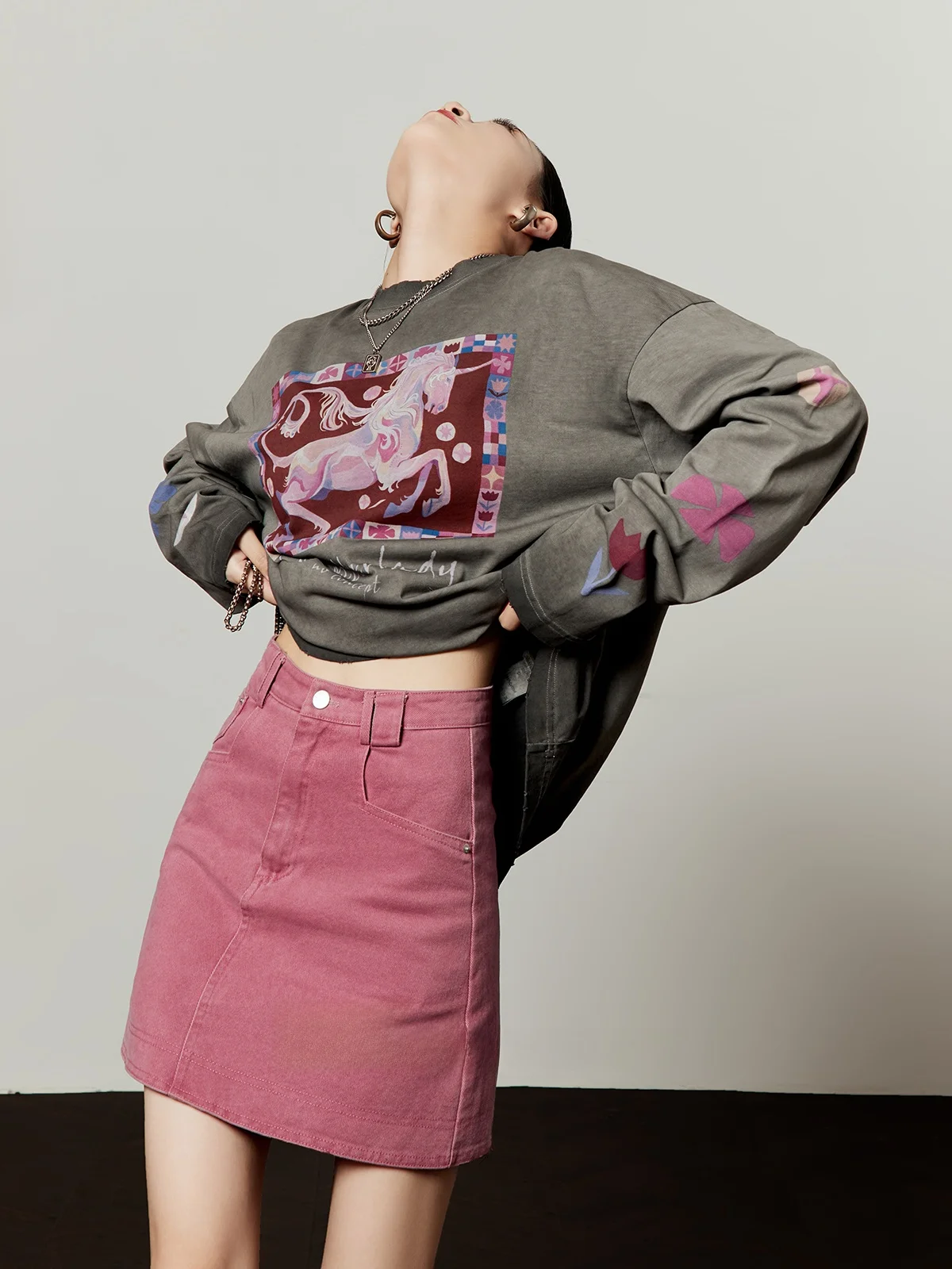 Trendy Grey Print Long Sleeve Women's T-shirt Loose Fit Retro Style New 2026 Zouliwu Long Tail Fashion Top
Trendy Grey Print Long Sleeve Women's T-shirt Loose Fit Retro Style New 2026 Zouliwu Long Tail Fashion Top