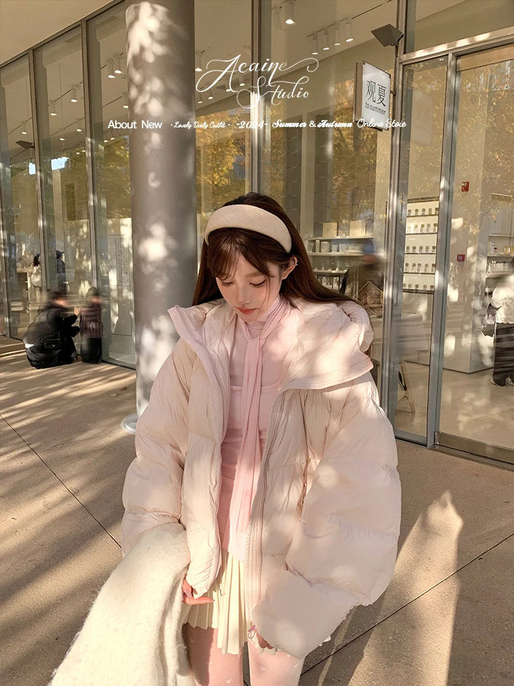 Женская зимняя теплая куртка Acaine Pink с капюшоном, 90% белый пух, нейлоновый материал, утолщенная, с длинными рукавами, на молнии
Женская зимняя теплая куртка Acaine Pink с капюшоном, 90% белый пух, нейлоновый материал, утолщенная, с длинными рукавами, на молнии