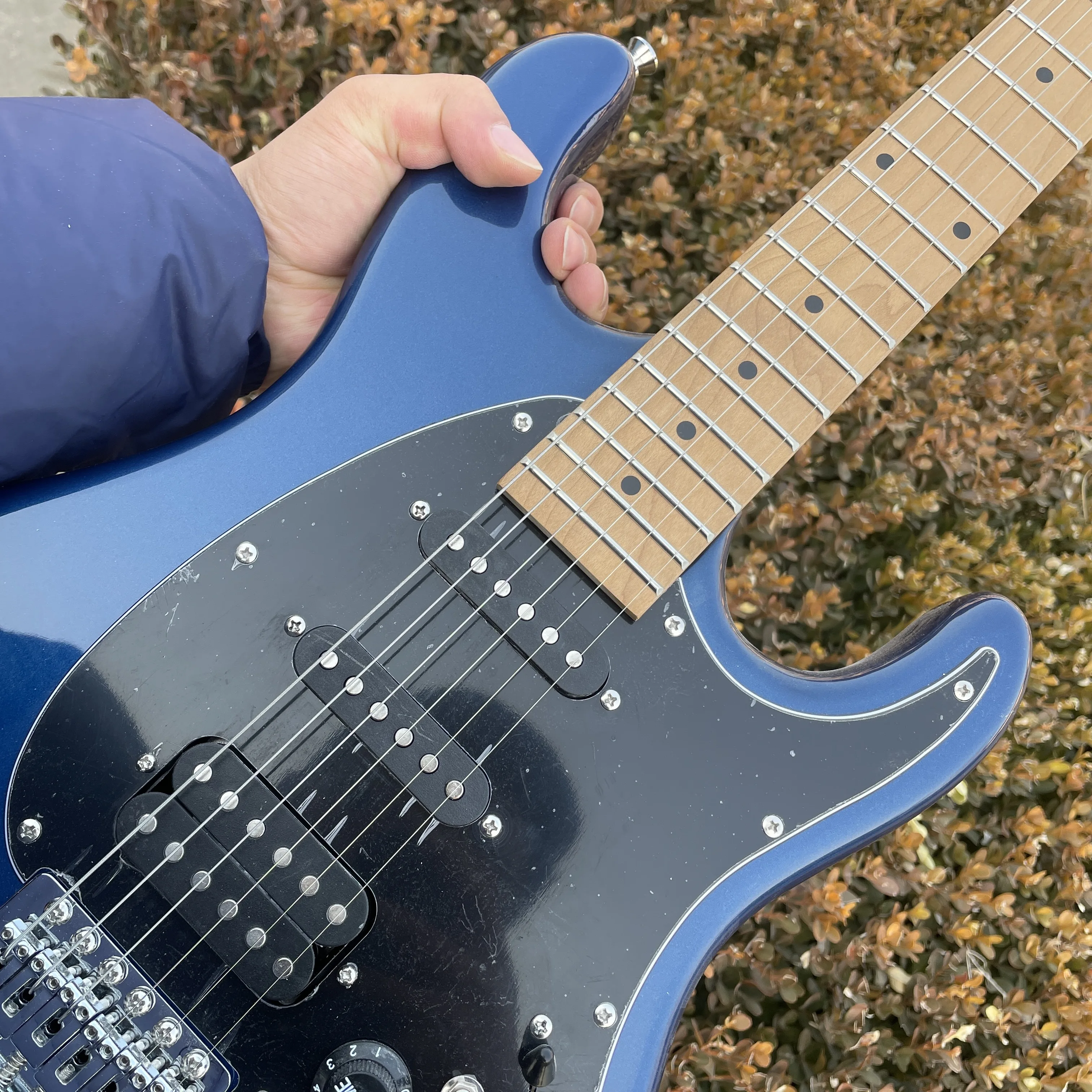 Dark blue st electric guitar, 6-string electric guitar, fashion simple electric guitar
Dark blue st electric guitar, 6-string electric guitar, fashion simple electric guitar