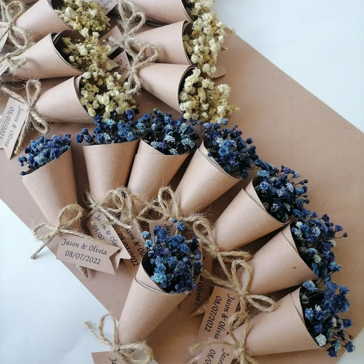 Свадебные сувениры из синих сушеных цветов: букет в стиле бохо с магнитом
Свадебные сувениры из синих сушеных цветов: букет в стиле бохо с магнитом