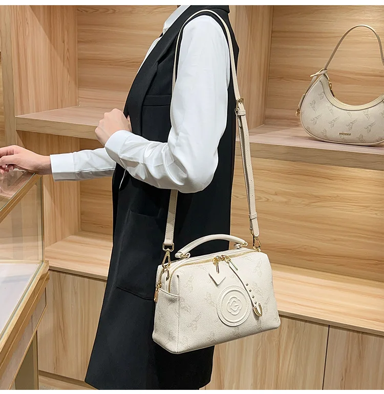 Premium Women Crossbody Bag Genuine Leather Handbag Elegant Shoulder Bag Vintage Style Luxury Designer Fashionable
Premium Women Crossbody Bag Genuine Leather Handbag Elegant Shoulder Bag Vintage Style Luxury Designer Fashionable