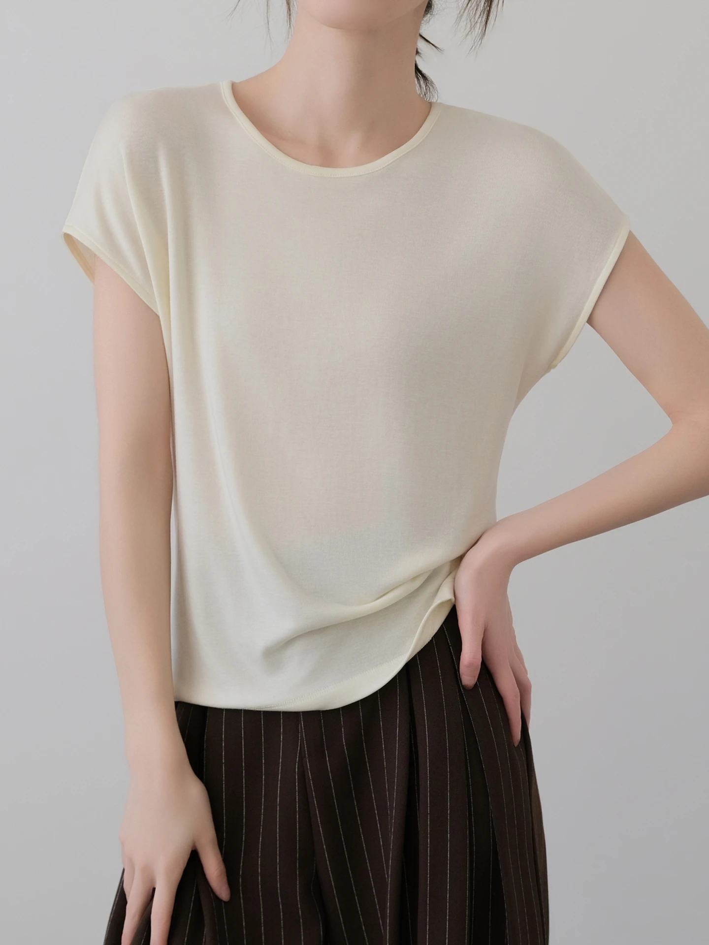 Slim Fit round Neck Short Sleeve T-Shirt Women's Design Sense Back Middle Line Acetate Lyocell Casual Style High Waist
Slim Fit round Neck Short Sleeve T-Shirt Women's Design Sense Back Middle Line Acetate Lyocell Casual Style High Waist