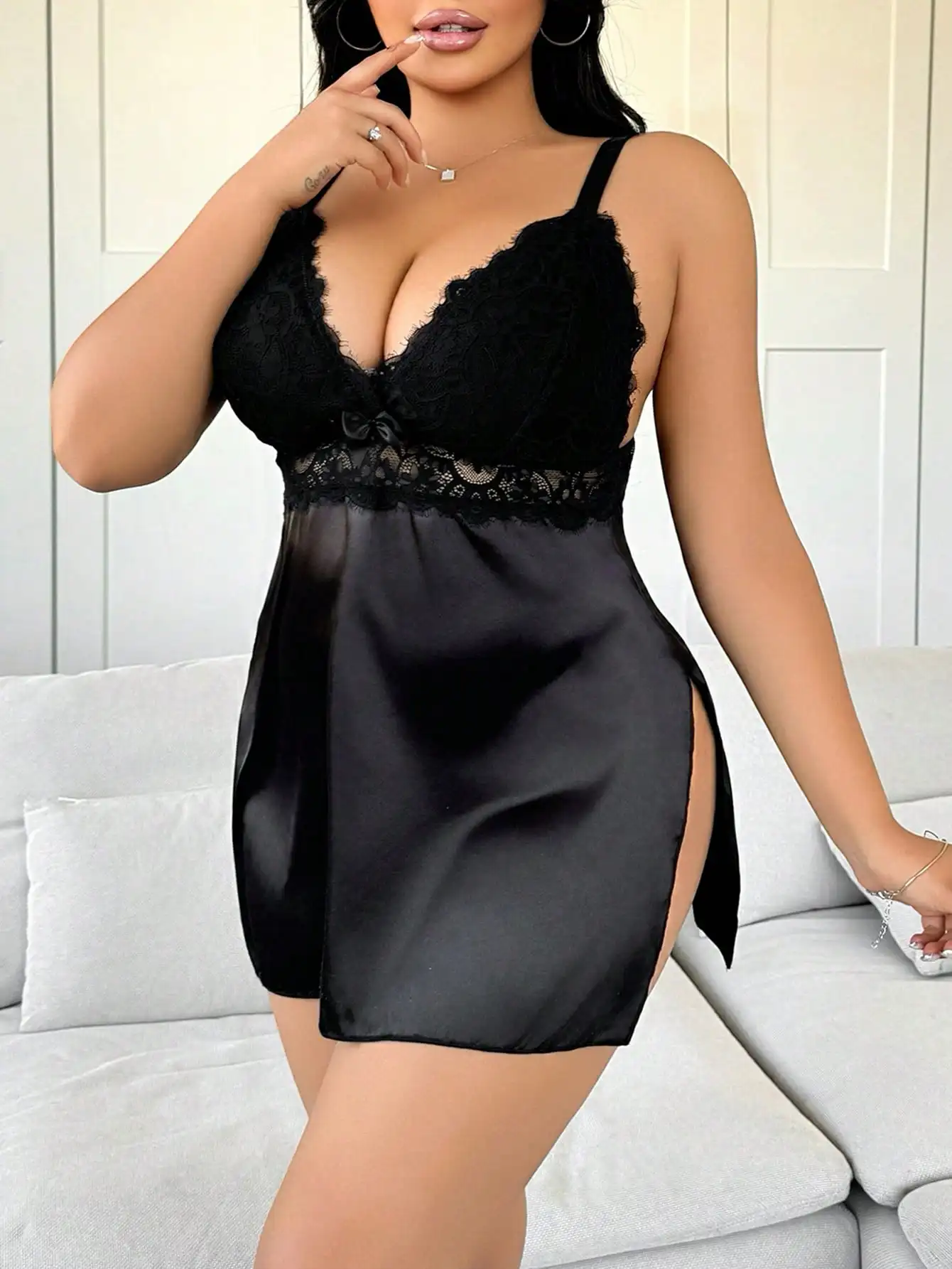 Комплект нижнего белья больших размеров из кружева и атласа с V-образным вырезом и боковым разрезом
Комплект нижнего белья больших размеров из кружева и атласа с V-образным вырезом и боковым разрезом