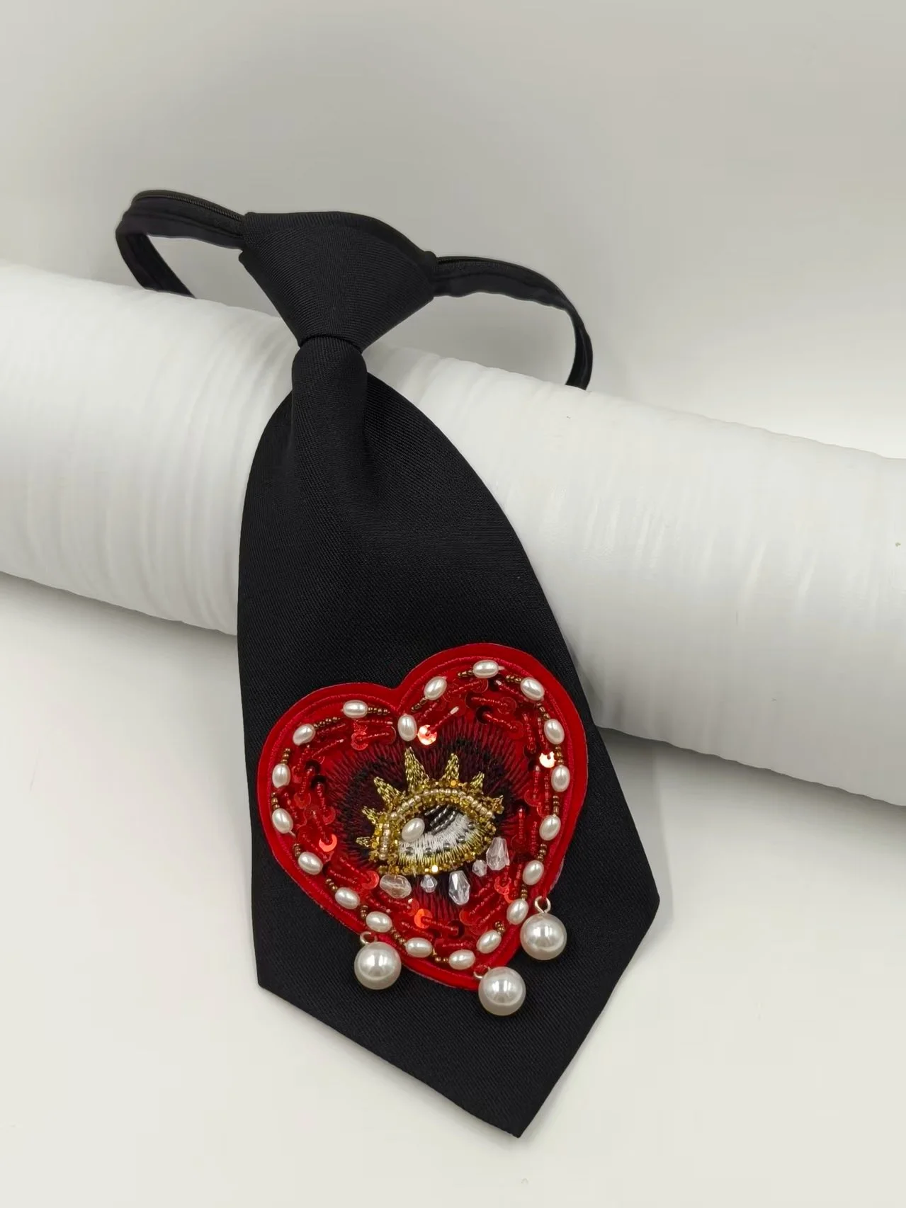 Sweet and Cool Heart-Shaped Devil Eye Rhinestone Fake Tie, No-Tie Lazy Bow Tie, Unique Design for Suit Decoration
Sweet and Cool Heart-Shaped Devil Eye Rhinestone Fake Tie, No-Tie Lazy Bow Tie, Unique Design for Suit Decoration
