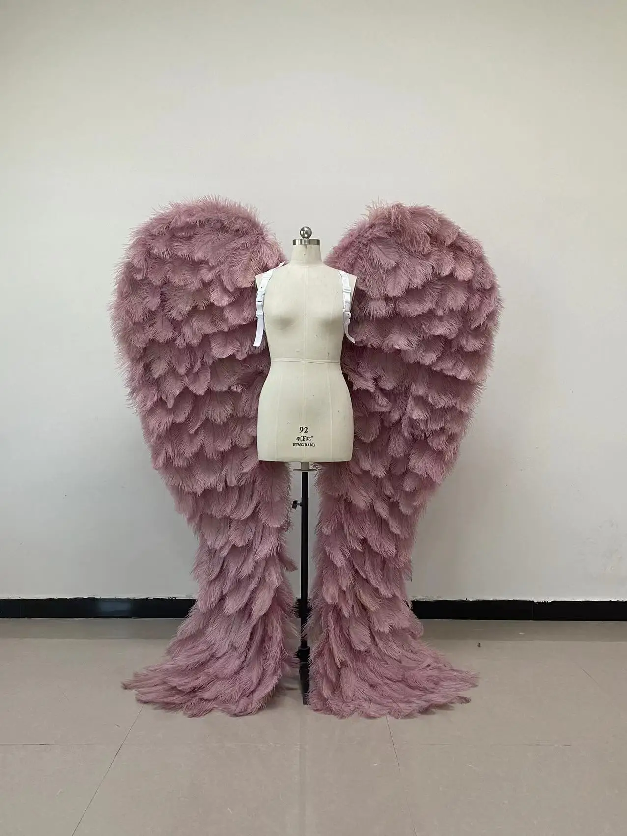 Customize High-end Atmospheric Ostrich Hair Angel Wings Wedding Photography Stage Performance Props
Customize High-end Atmospheric Ostrich Hair Angel Wings Wedding Photography Stage Performance Props