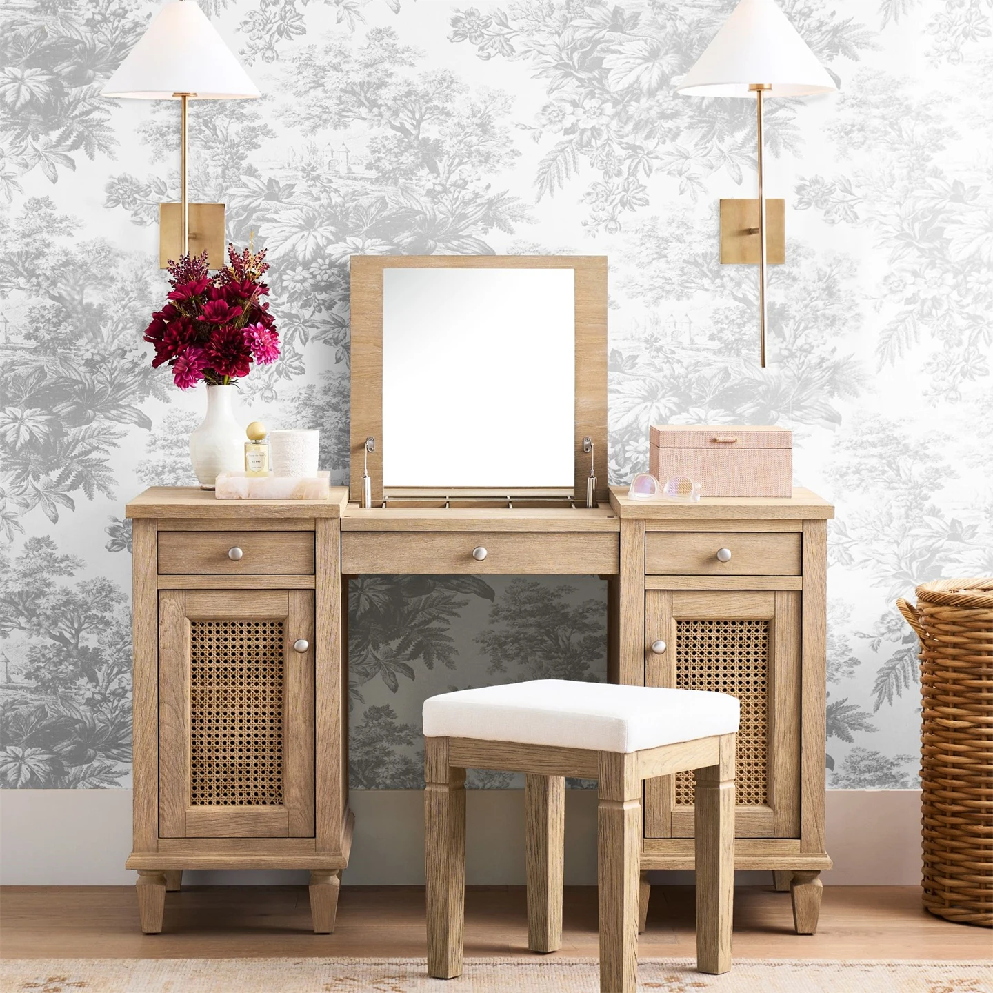 eu-American Luxury Dresser Retro European Style Makeup Table with Lighted Mirror for Home Use%
eu-American Luxury Dresser Retro European Style Makeup Table with Lighted Mirror for Home Use%