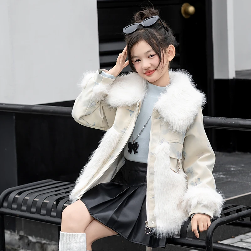 2025 winter children's fur integrated suede jacket girls' suede thickened faux fur coat fox fur collar thermal underwear
2025 winter children's fur integrated suede jacket girls' suede thickened faux fur coat fox fur collar thermal underwear