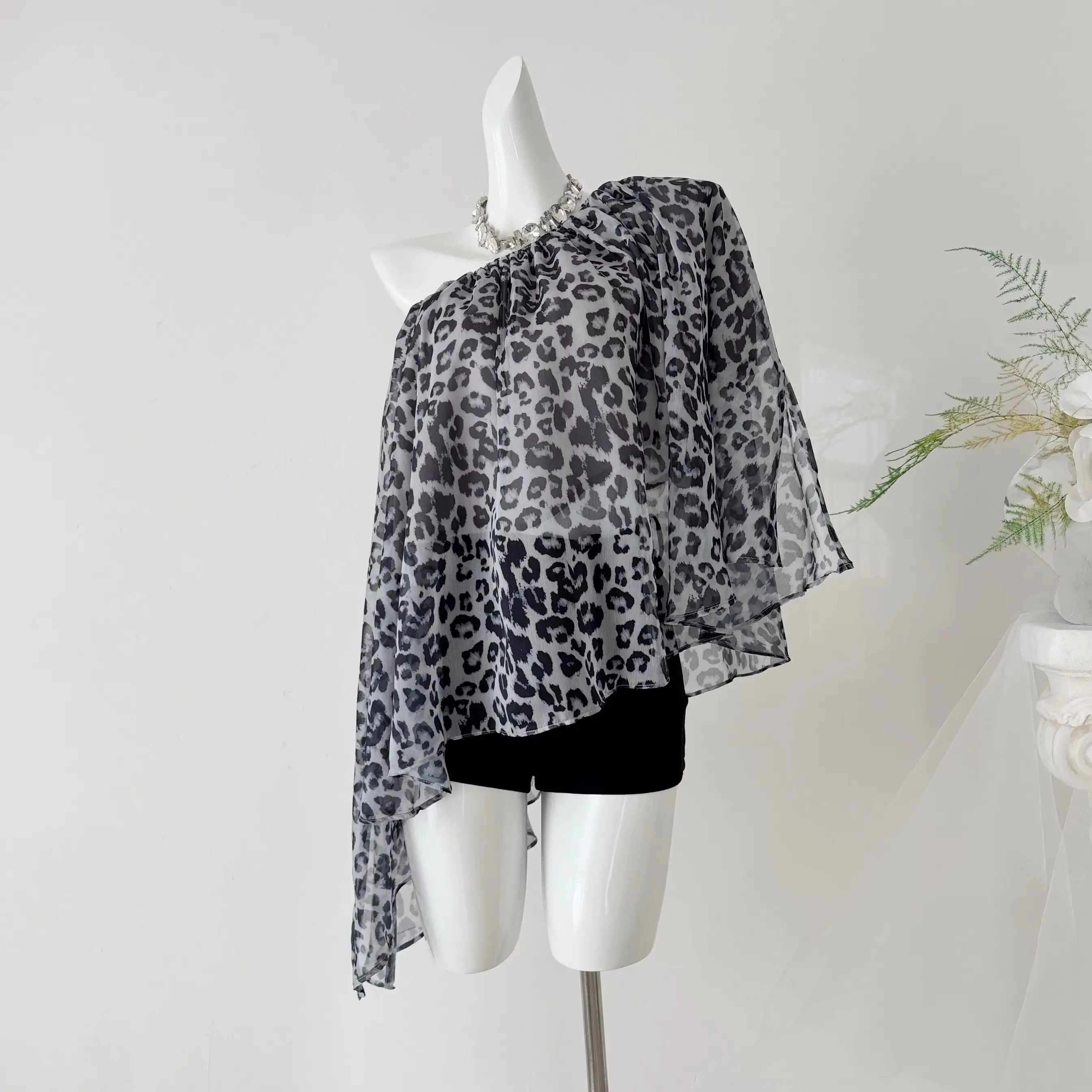 Fashion Casual Black Leopard Printed Chiffon Blouse Apricot Polka Dot Lightweight Tops Irregular Patterned Flowy Top Women Shirt
Fashion Casual Black Leopard Printed Chiffon Blouse Apricot Polka Dot Lightweight Tops Irregular Patterned Flowy Top Women Shirt