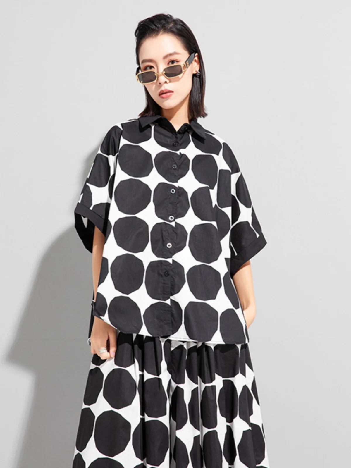 Women's Summer Loose Batwing Shirt Short Sleeve Single Button Collar Black White Color Block Large Polka Dot Print
Women's Summer Loose Batwing Shirt Short Sleeve Single Button Collar Black White Color Block Large Polka Dot Print