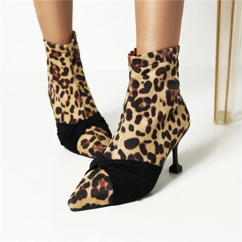 YMECHIC Autumn Winter 2025 Sexy Leopord Shorty Ladies Botas Back Zipper Wine Glass Heel Matte/denim Leather Women Shoes Brown
YMECHIC Autumn Winter 2025 Sexy Leopord Shorty Ladies Botas Back Zipper Wine Glass Heel Matte/denim Leather Women Shoes Brown