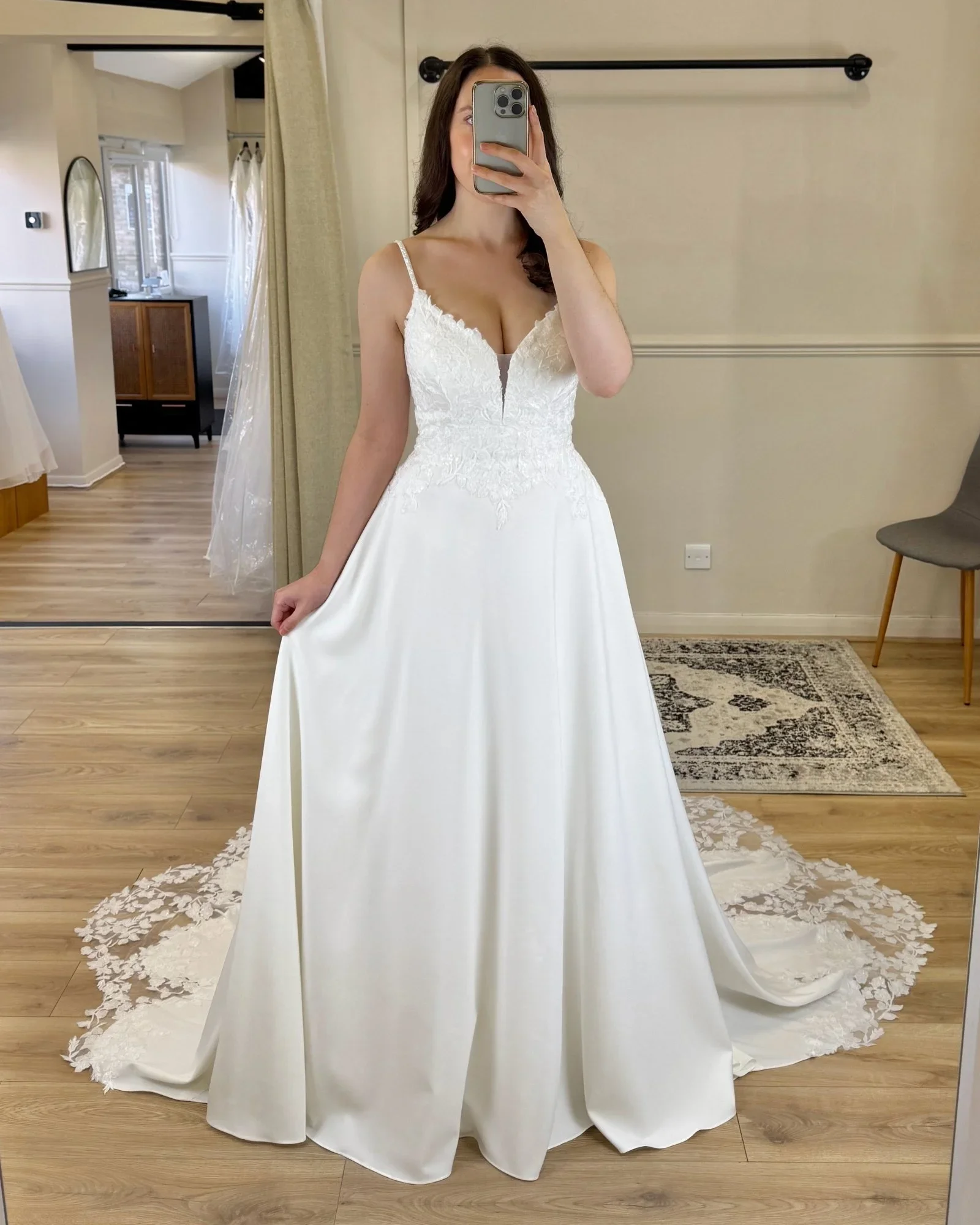 Spaghetti Strap V-Neck Wedding Dress A-Line Open Back Long Lace Train Lace Appliques Bride Dress Vestidos De Novia Customized
Spaghetti Strap V-Neck Wedding Dress A-Line Open Back Long Lace Train Lace Appliques Bride Dress Vestidos De Novia Customized
