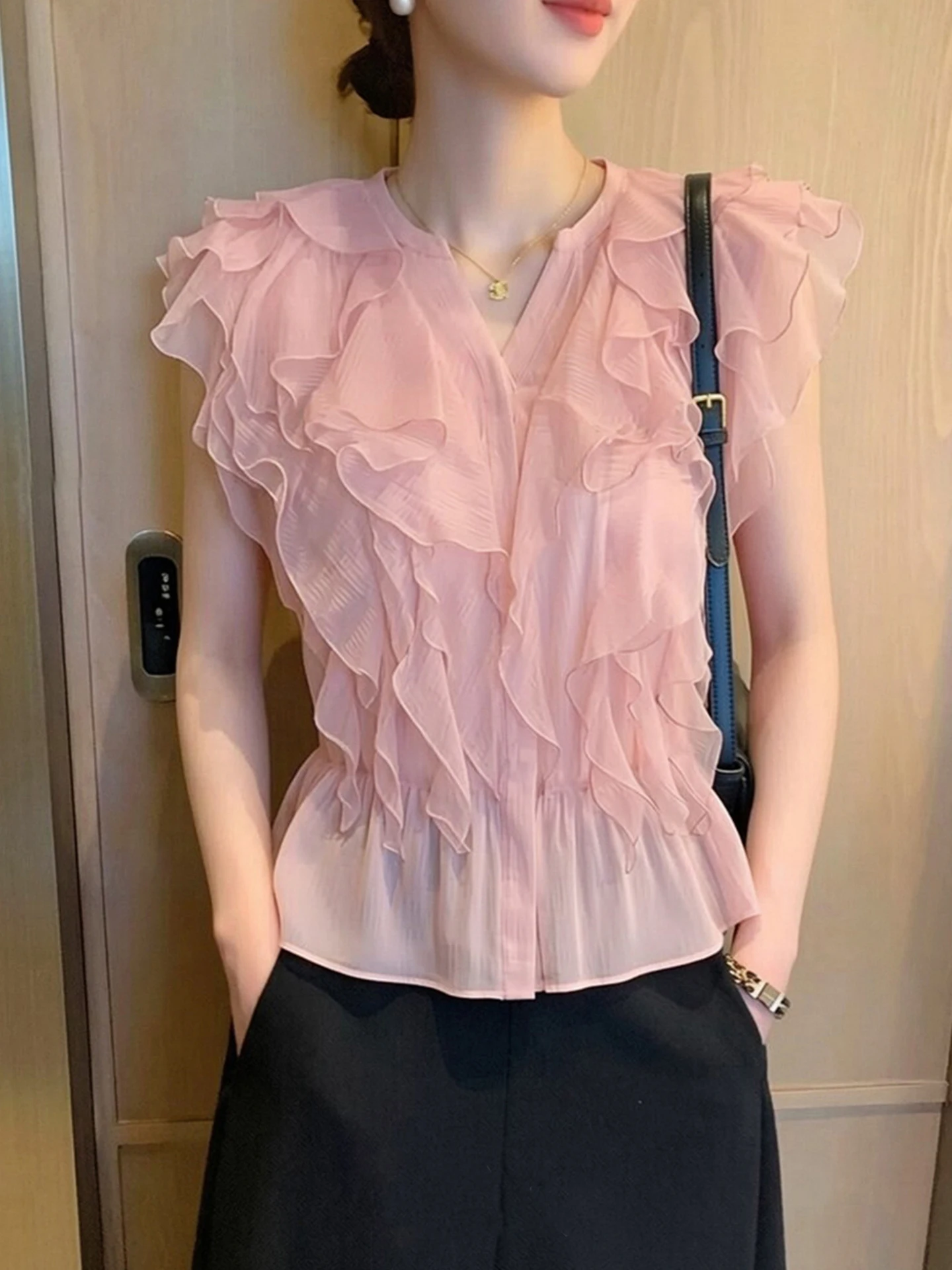 Sweet Lace Trim Sleeveless Shirt Elegant Slimming Vest Spring Summer Korean Style Fashionable Shirt Floral Print Design
Sweet Lace Trim Sleeveless Shirt Elegant Slimming Vest Spring Summer Korean Style Fashionable Shirt Floral Print Design