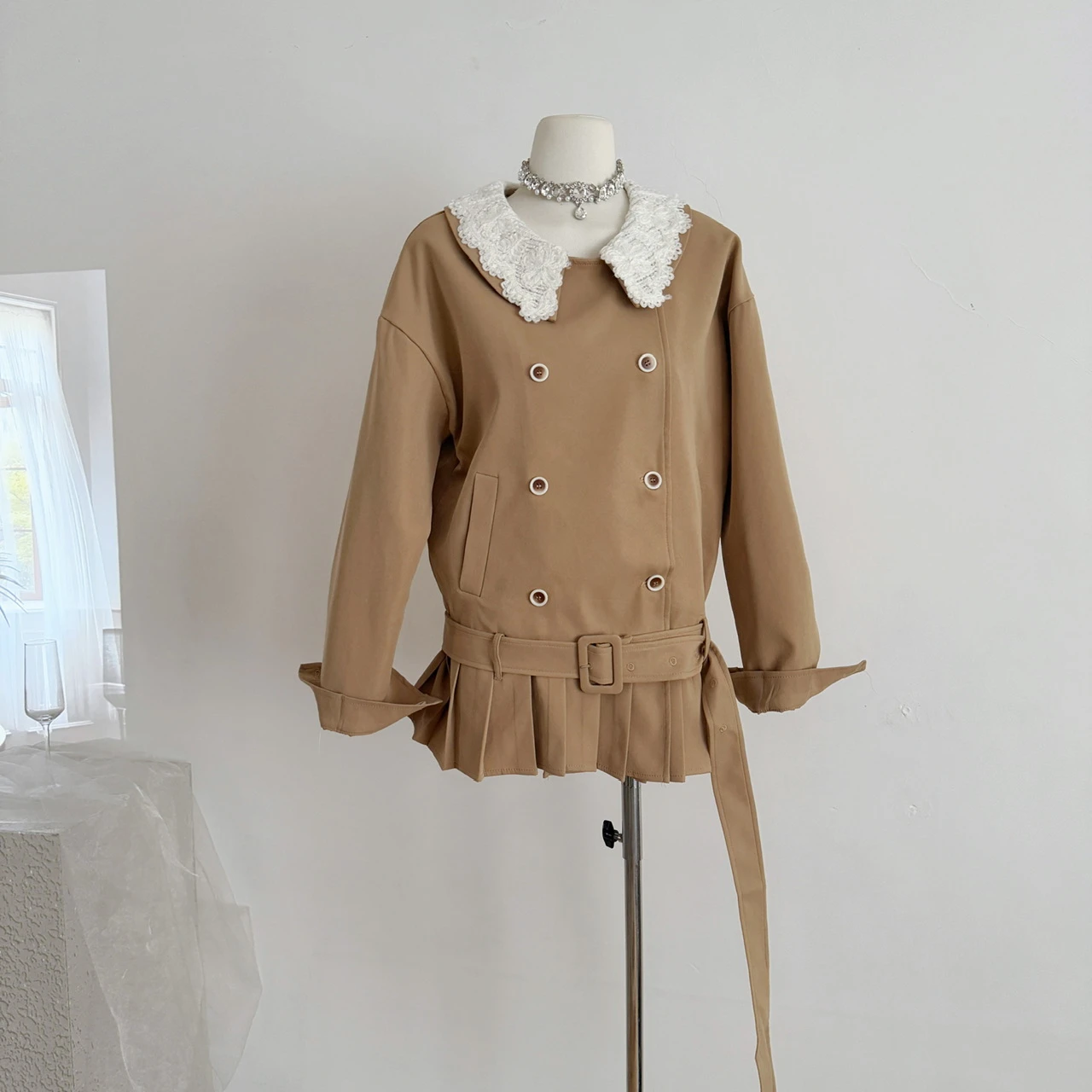 Женский милый кружевной двубортный плащ с цветочным принтом и отложным воротником с длинными рукавами, женская уличная одежда, свободная верхняя одежда со складками по подолу
Женский милый кружевной двубортный плащ с цветочным принтом и отложным воротником с длинными рукавами, женская уличная одежда, свободная верхняя одежда со складками по подолу