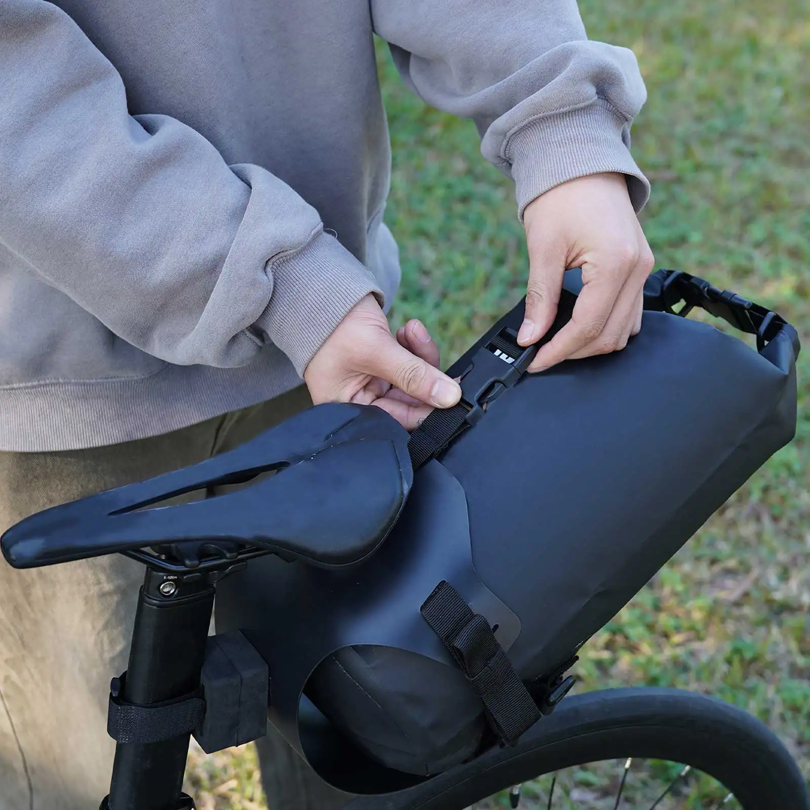Quick Release Bicycle Saddle Bag Holder Adjustable Bike Saddlebag Tail Bag Carrier Easy To Install for Mountain Road Bikes
Quick Release Bicycle Saddle Bag Holder Adjustable Bike Saddlebag Tail Bag Carrier Easy To Install for Mountain Road Bikes