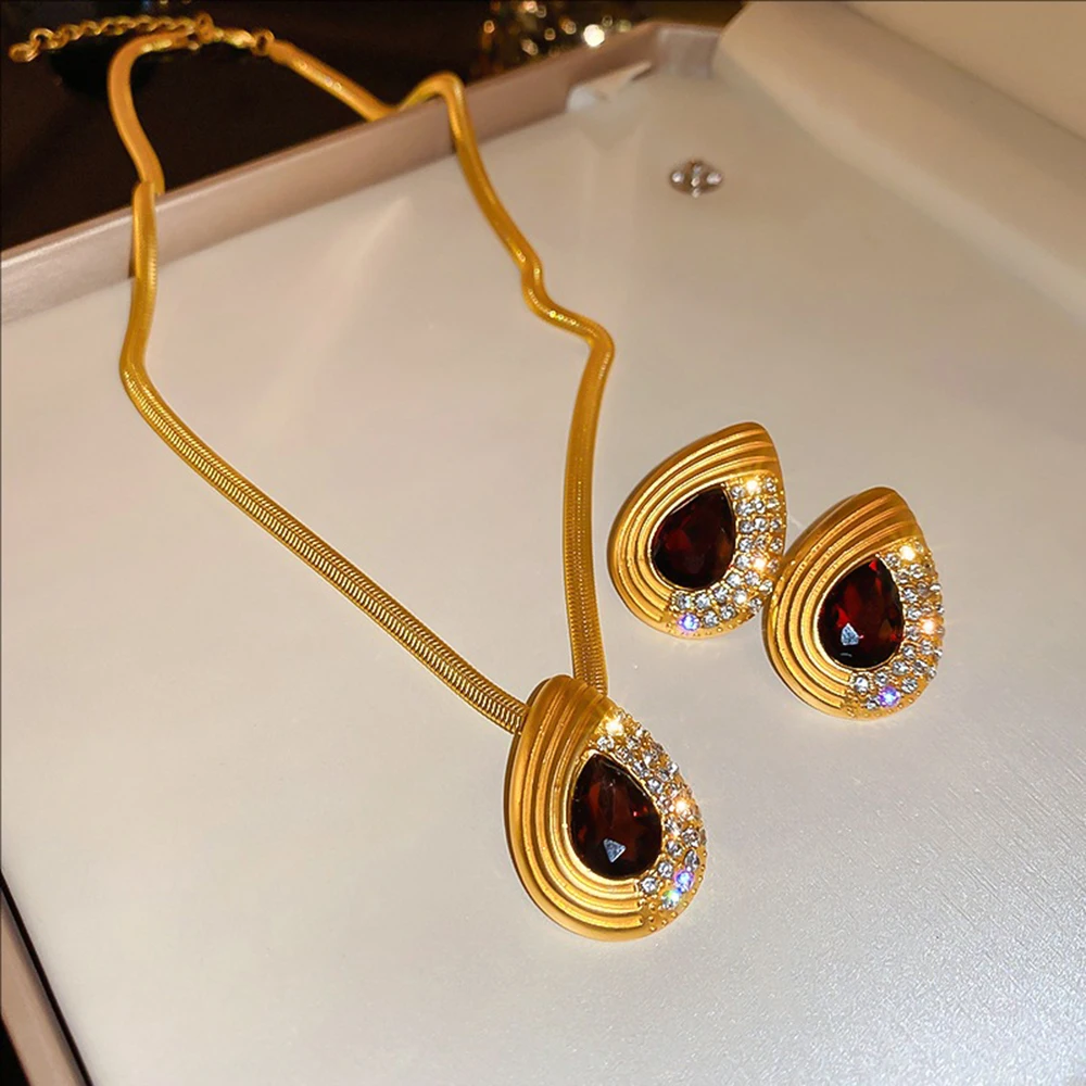 Silvery Needle Crystal-encrusted Teardrop Earrings Necklace Set Light Luxury And Exaggerated Fashionable Retro Jewelry
Silvery Needle Crystal-encrusted Teardrop Earrings Necklace Set Light Luxury And Exaggerated Fashionable Retro Jewelry